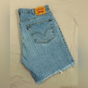 Vintage Levi’s shorts
W40